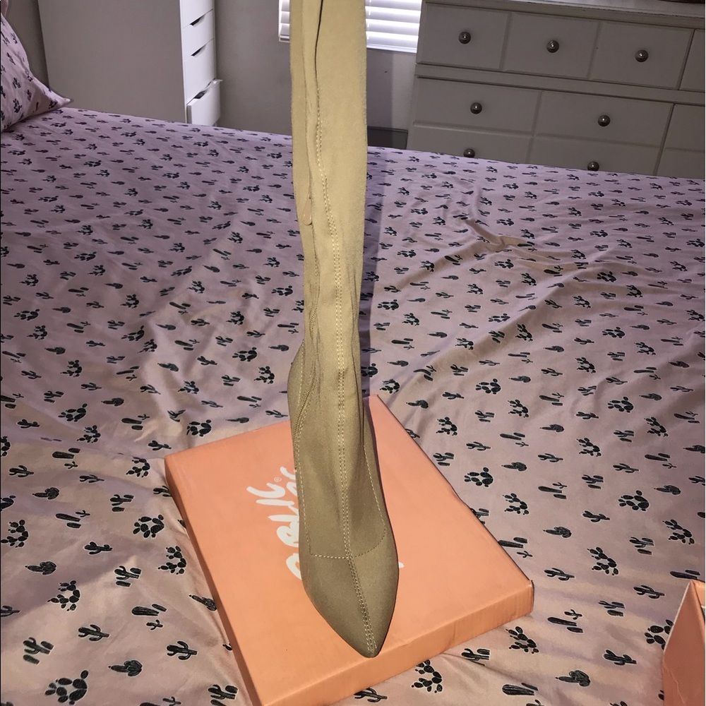 High knee boot - Picture 2 of 4